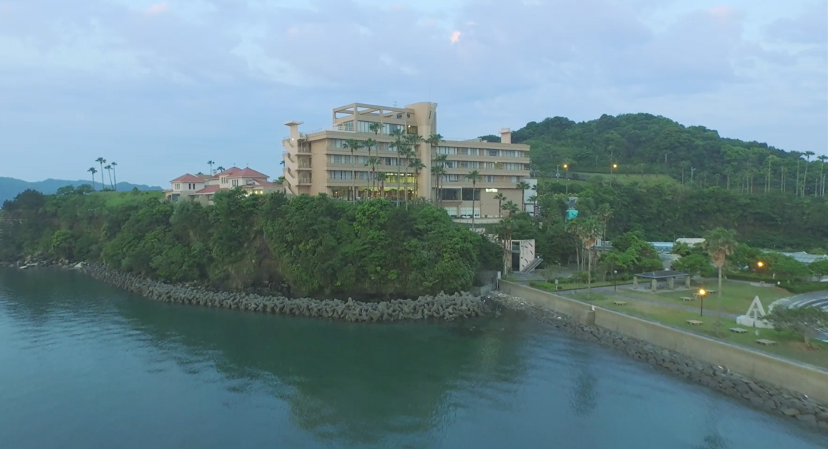 公式 天然温泉 露天風呂付リゾートホテル アレグリアガーデンズ天草 源泉かけ流しの露天風呂付客室 レストラン 結婚式場 日帰り天然温泉 家族湯 カラオケ施設がある熊本でも有数なリゾートホテルです ロビーから眺める絶景のビーチ 有明海 鮑や伊勢海老など